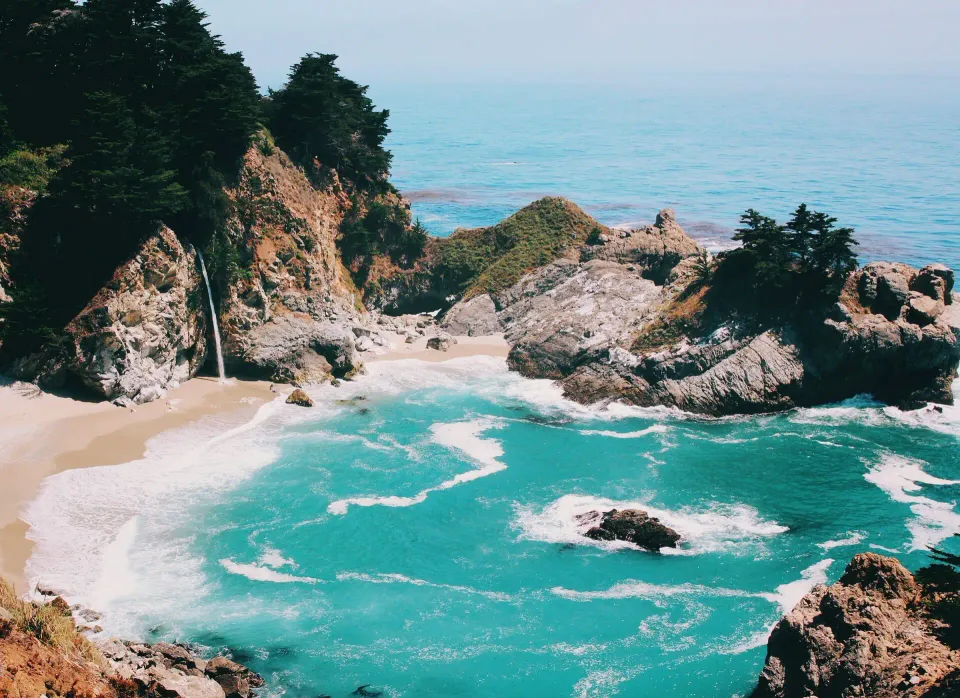 Küste bei Big Sur im Julia Pfeiffer Burns State Park