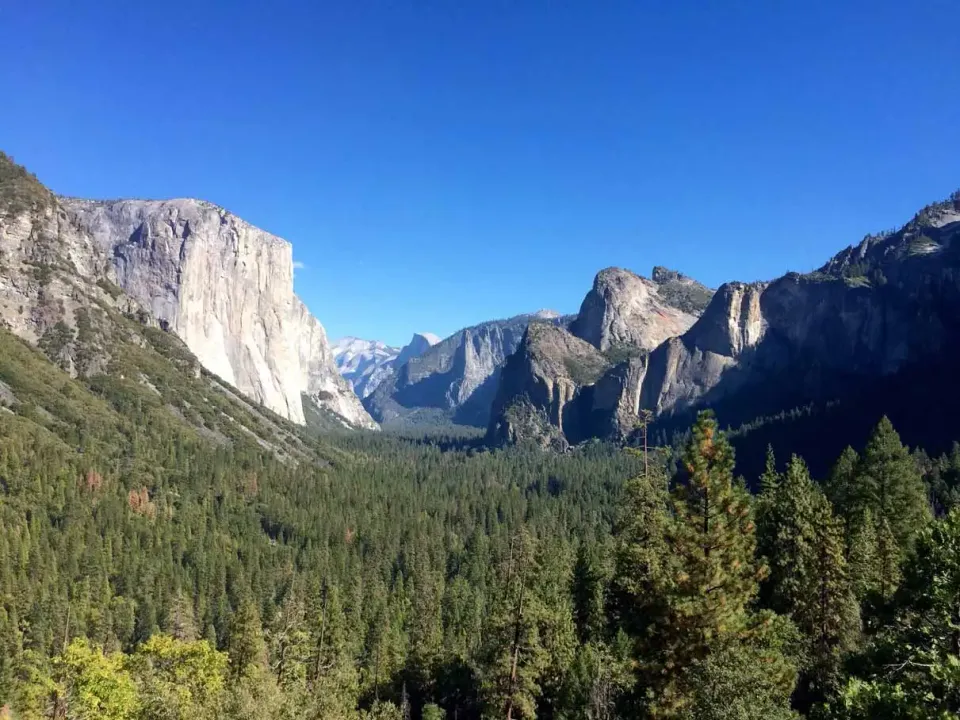 Yosemite Valley mit Granitwänden und bewaldetem Talboden