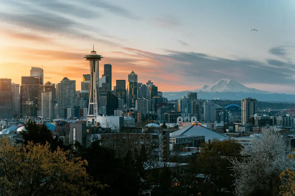 Blick auf Seattle mit Skyline und Wasser