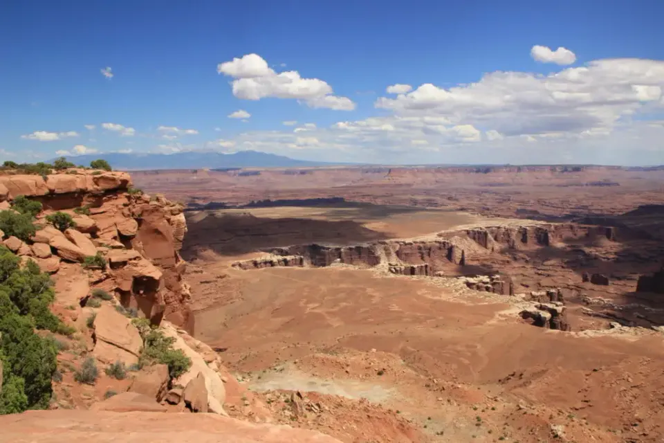 Weite Canyonlands-Landschaft mit gestuften Felsabbrüchen; eigene Archivaufnahme von 2013