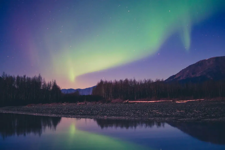 Weite Landschaft und Nordlichtstimmung in Alaska