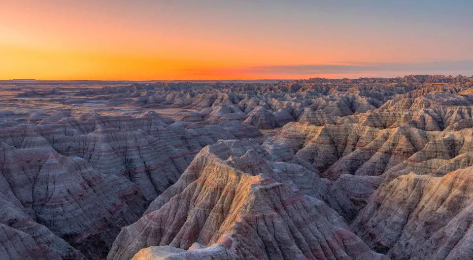 Badlands National Park mit Prairie und Felszacken