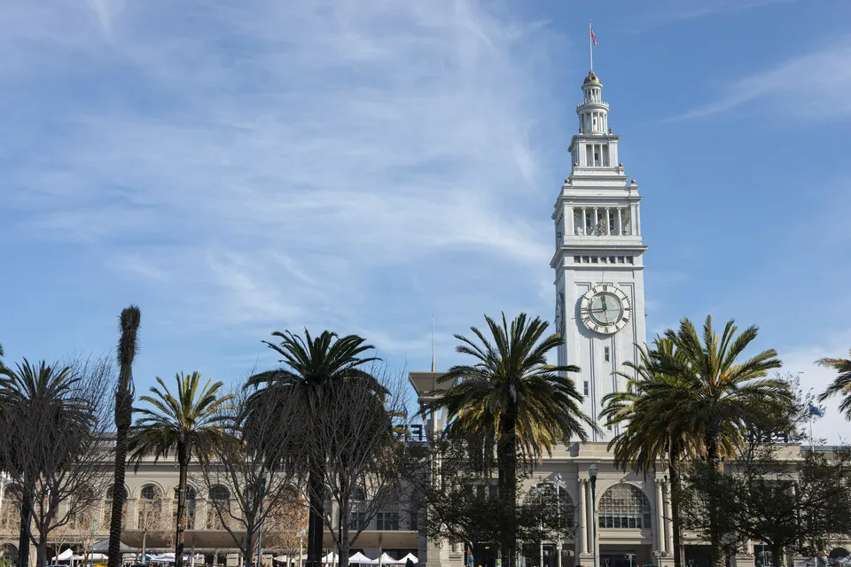 Uhrturm des Ferry Building am Embarcadero in San Francisco
