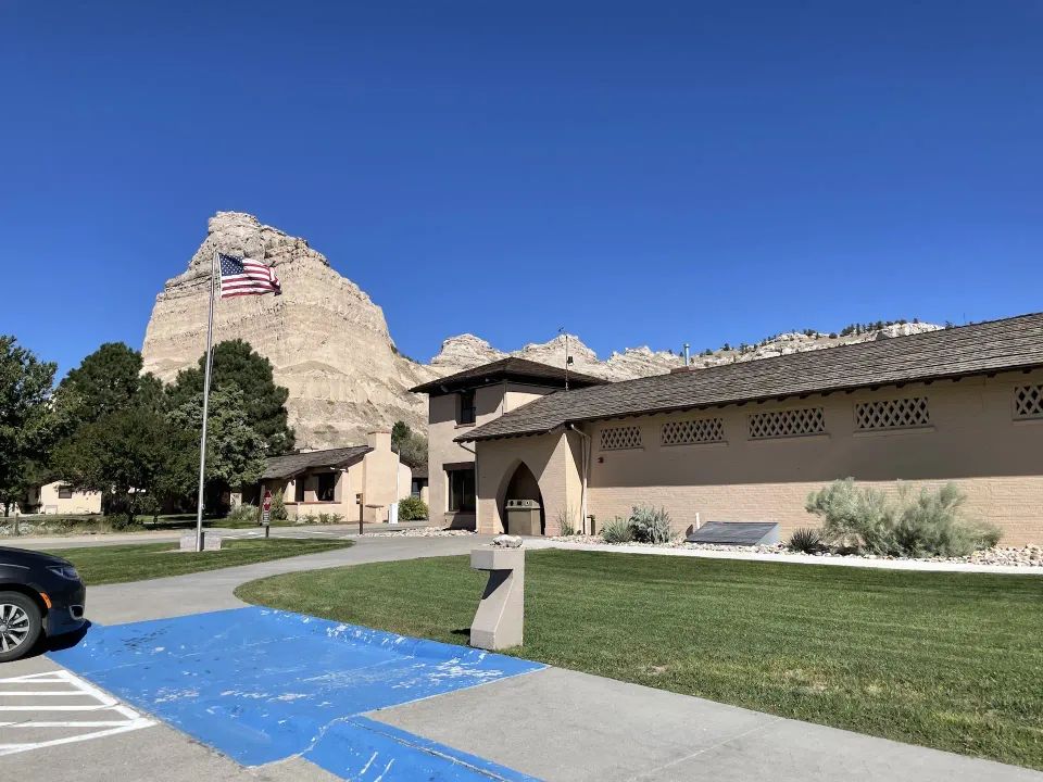 Besucherzentrum und Felslandschaft am Scotts Bluff National Monument