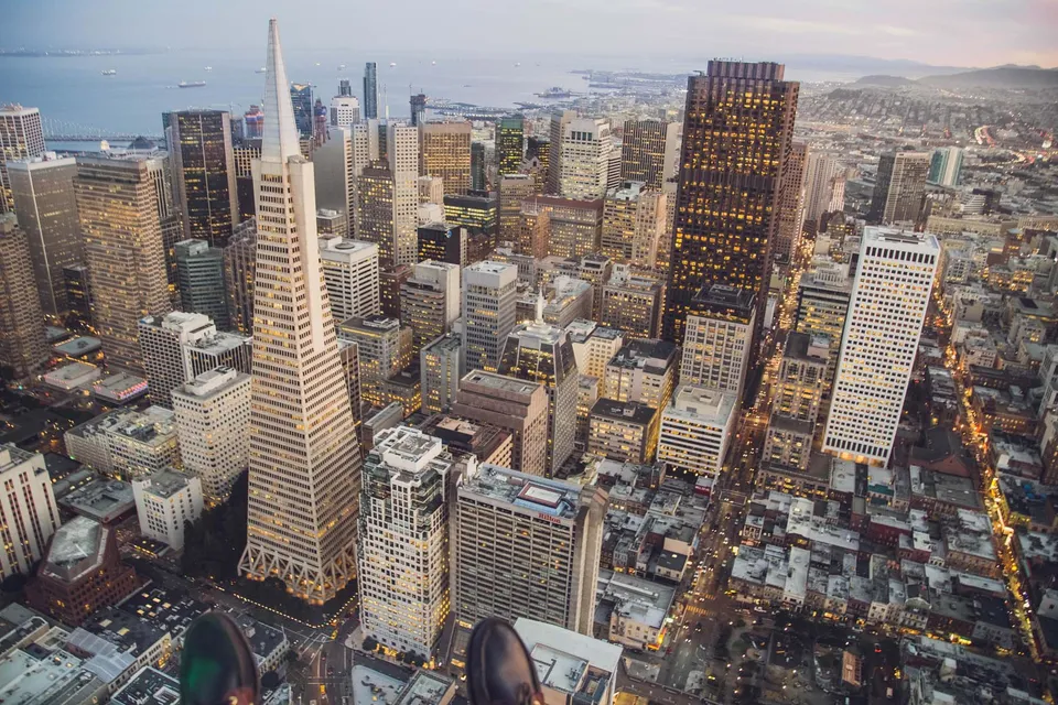 Skyline von San Francisco mit Bay und Hügeln