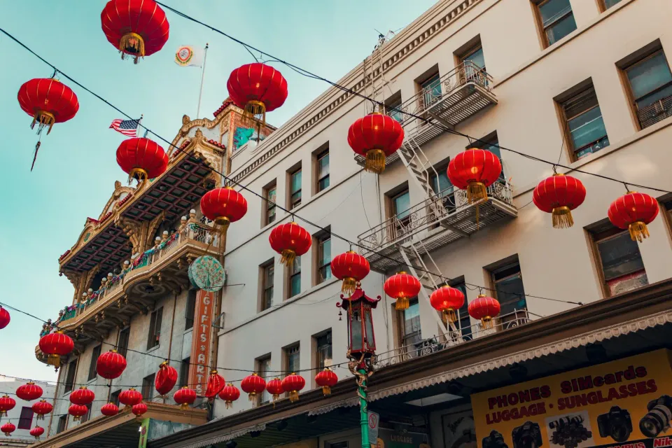 Straßenszene mit Laternen in Chinatown San Francisco