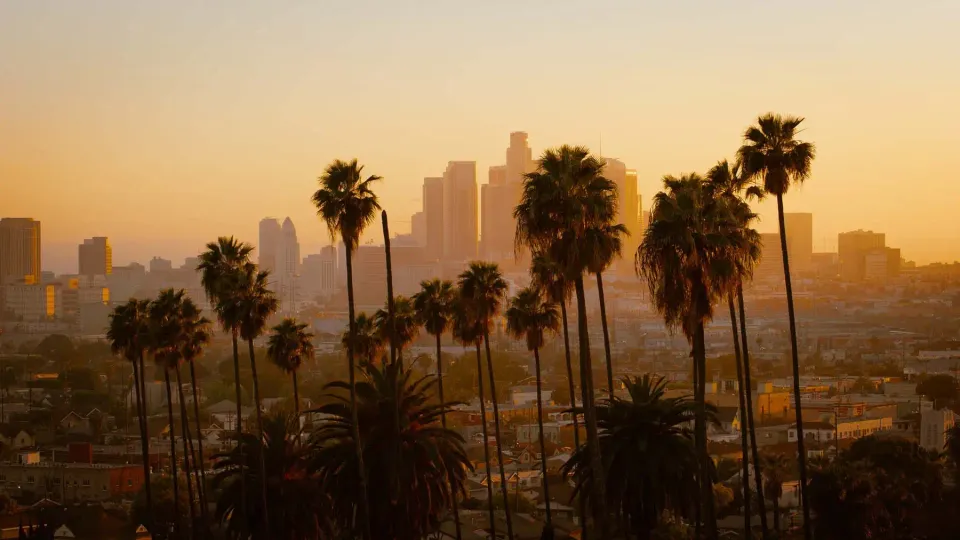 Weites Stadtpanorama von Los Angeles vor den Hollywood Hills