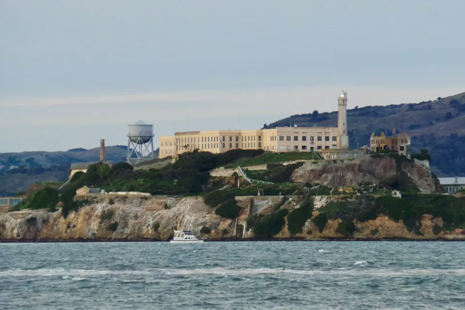 Alcatraz Island vor der Skyline von San Francisco
