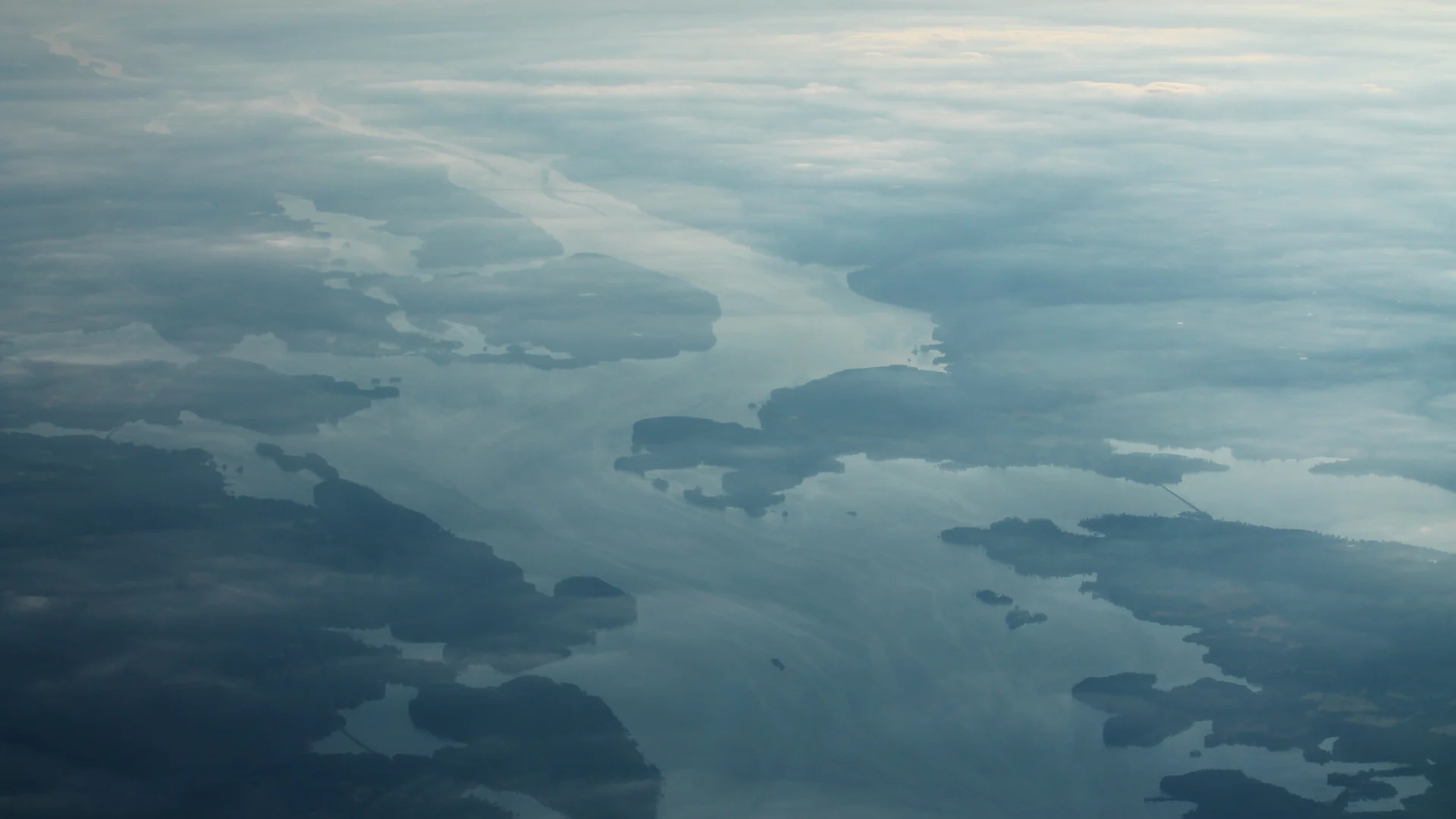 Wolken spiegeln sich im ruhigen Wasser des Lake Guntersville im Norden Alabamas