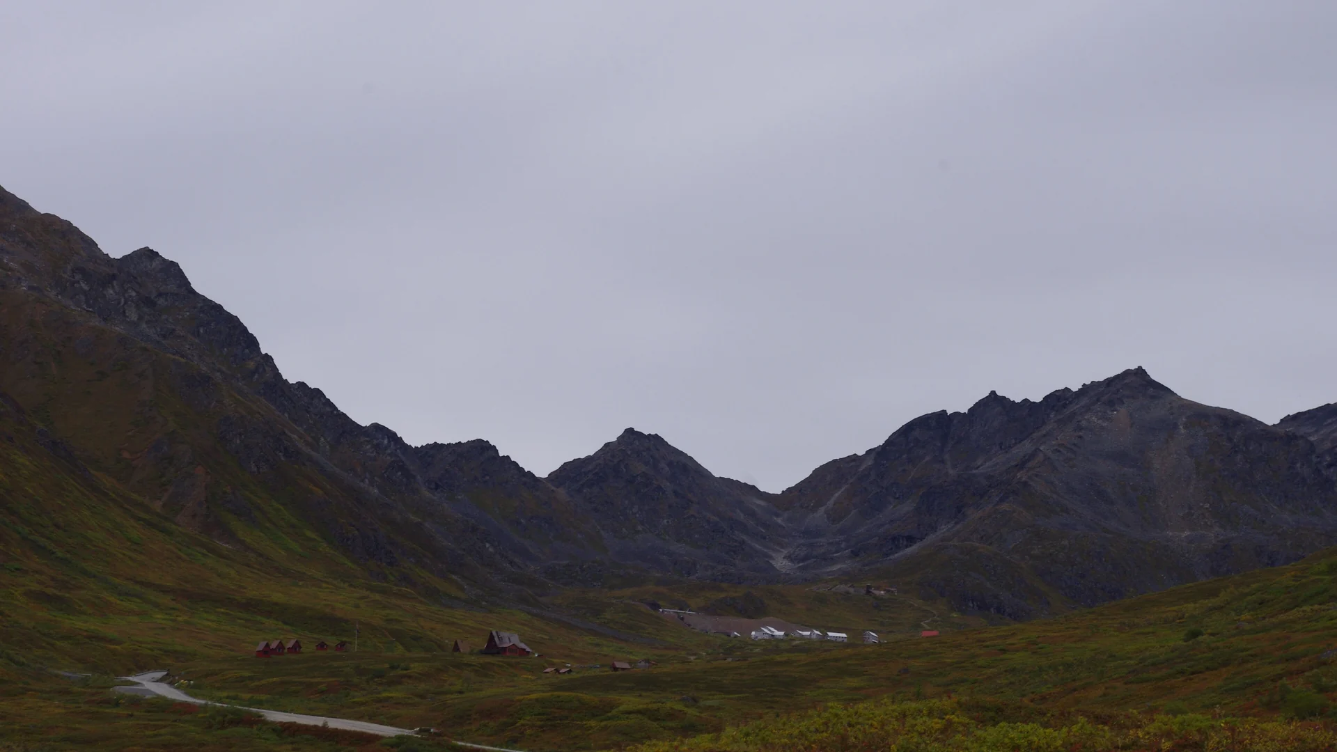 Karges Tal und schroffe Berge am Independence Mine State Historical Park im Hatcher Pass