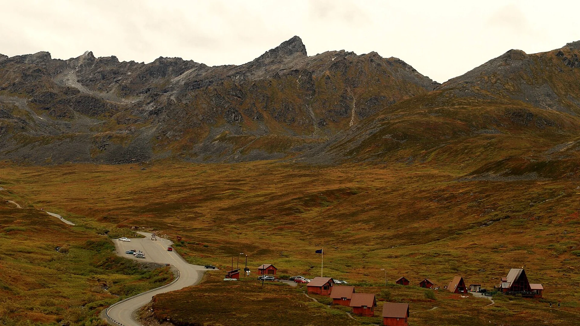 Historische Gebäude der Independence Mine zwischen kahlen Berghängen am Hatcher Pass