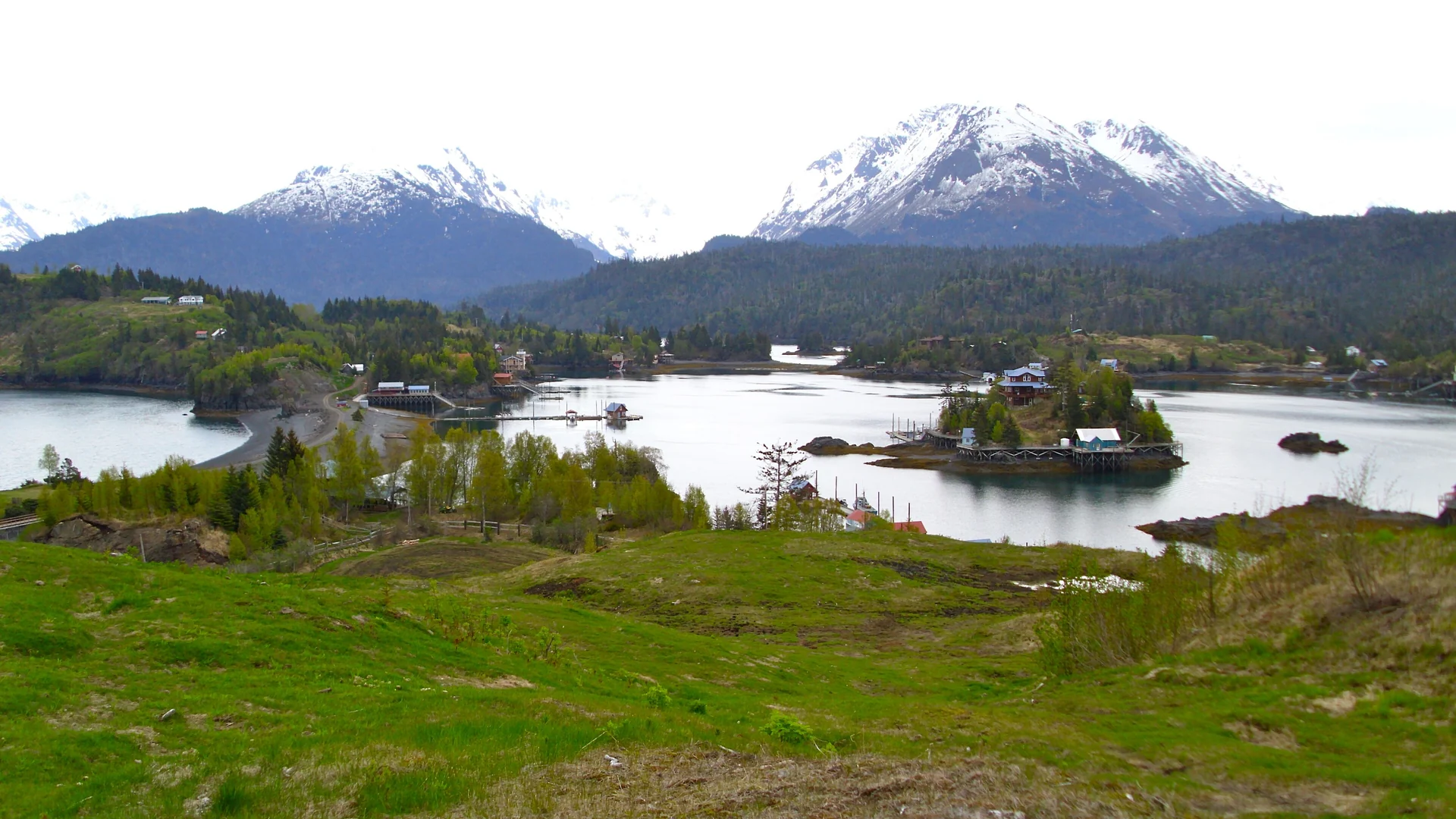 Geschützte Bucht mit kleinen Inseln und schneebedeckten Bergen im Kachemak Bay State Park