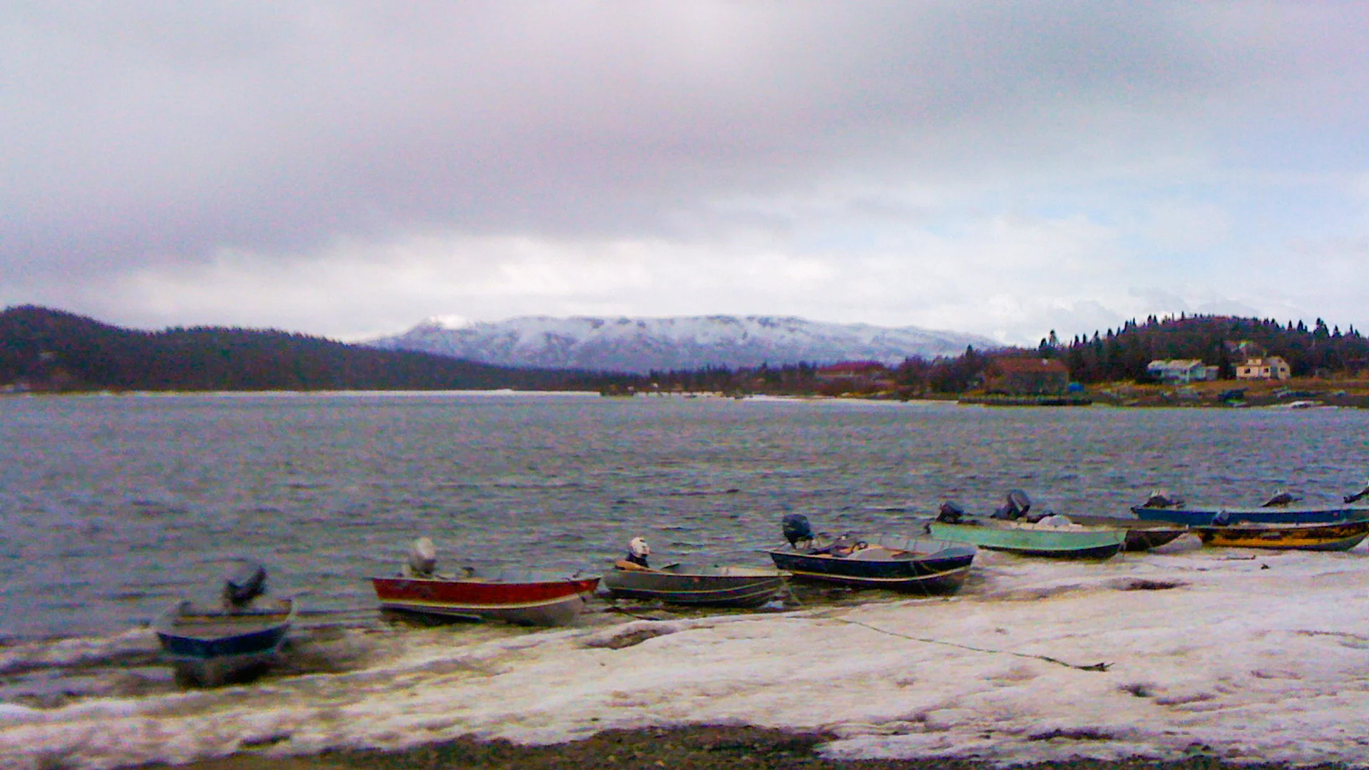 Kleine Boote am winterlichen Südufer des Lake Aleknagik am Zugang zum Wood-Tikchik State Park