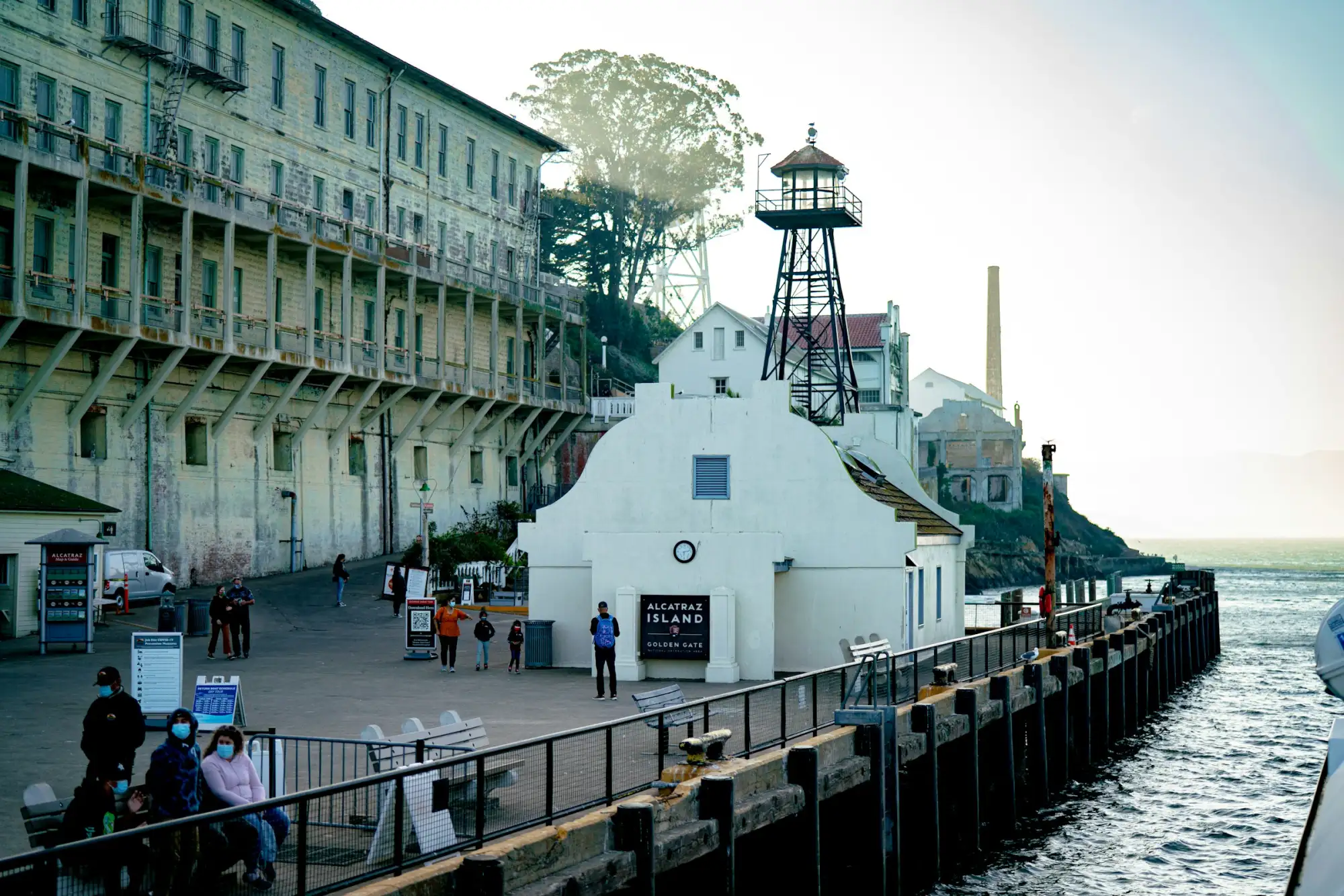Anleger und Gebäude auf Alcatraz Island, vom Schiff aus gesehen