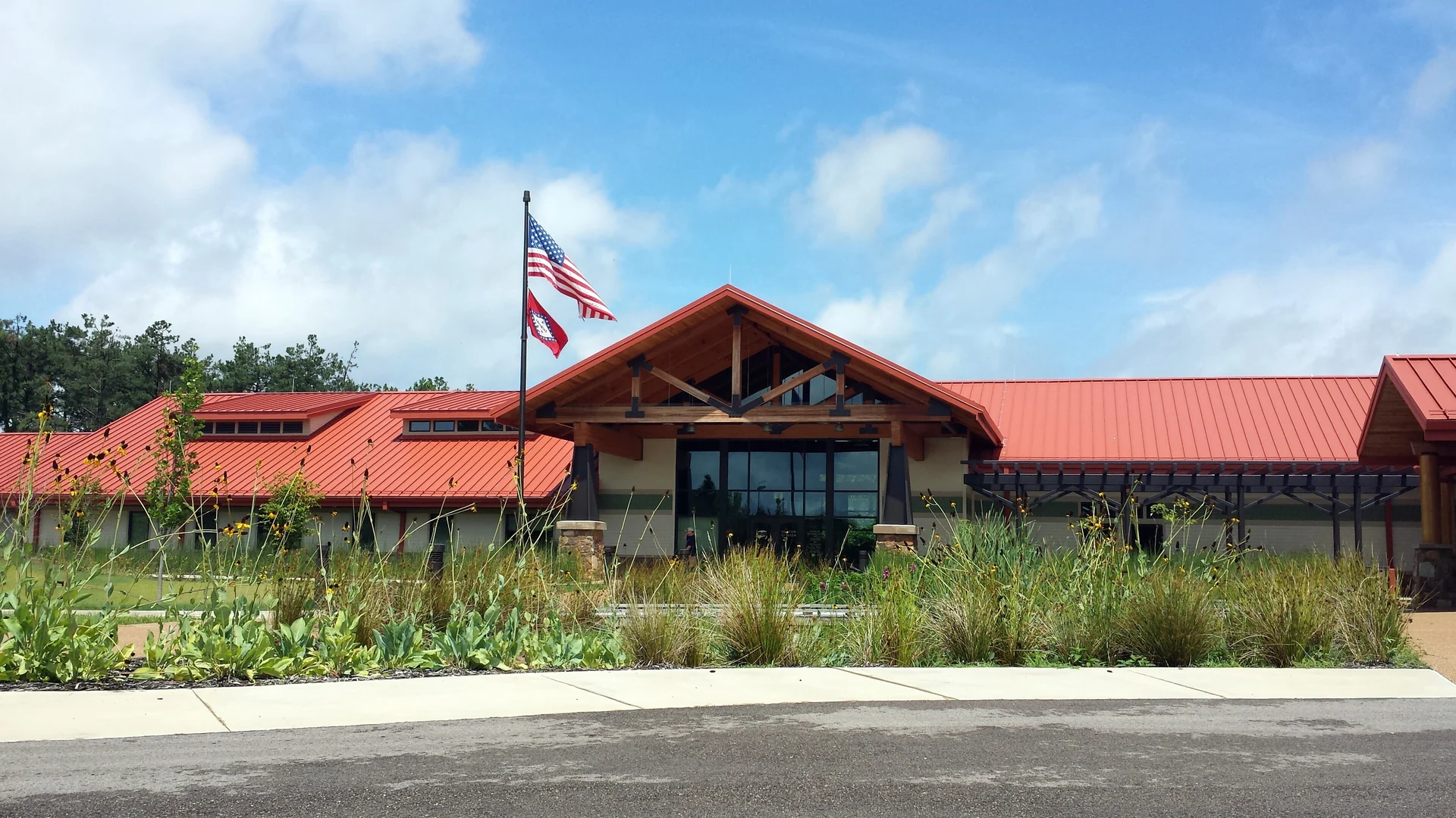 Besucherzentrum mit rotem Dach im Mississippi River State Park in Ostarkansas