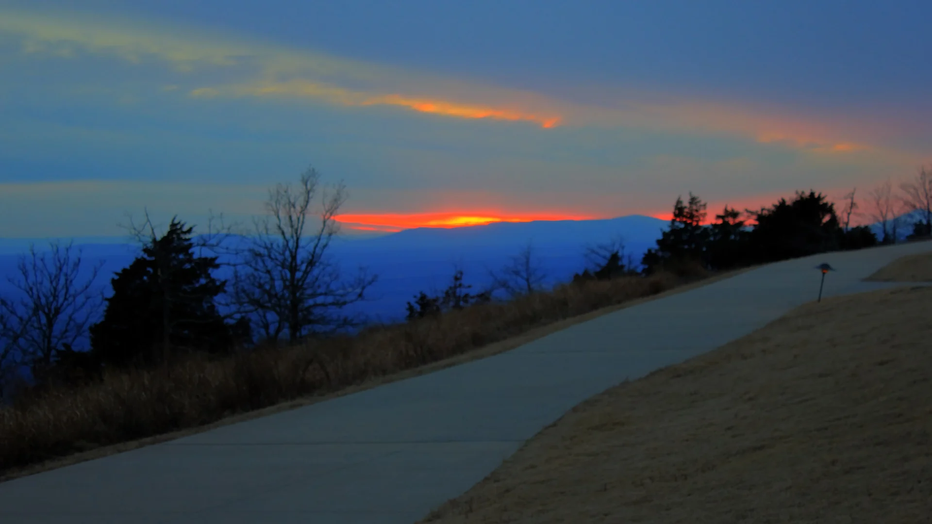 Rötlicher Abendhimmel über den bewaldeten Hängen des Mount Magazine State Park