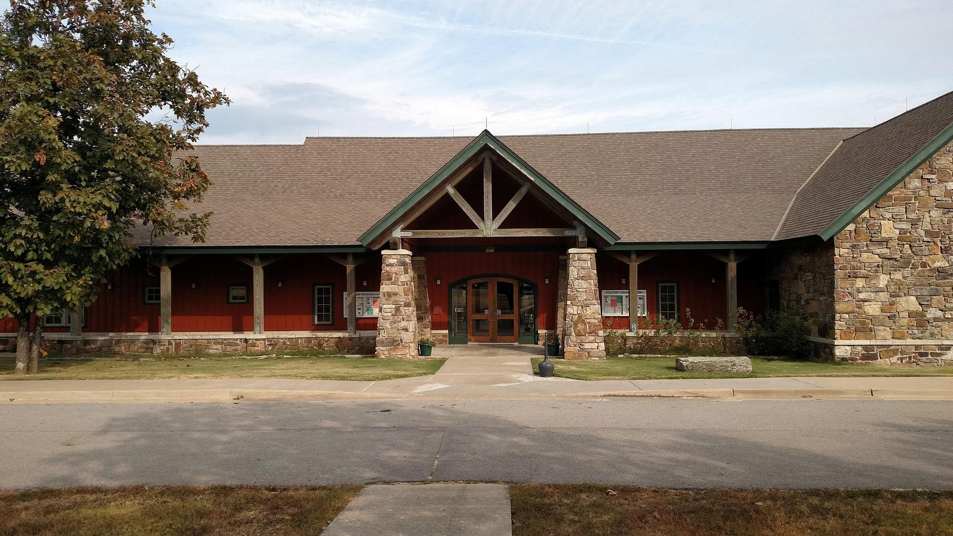 Steinernes Besucherzentrum im Mount Magazine State Park, dem höchsten Parkgebiet von Arkansas