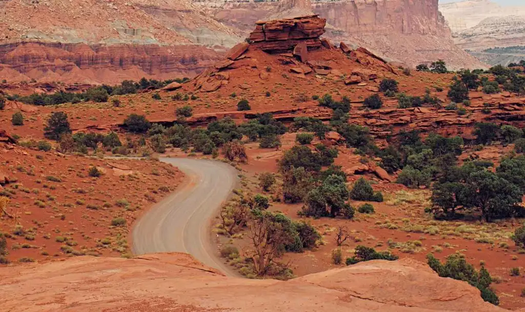 Scenic Drive zwischen Sandsteinfelsen im Capitol Reef National Park – Archivaufnahme.
