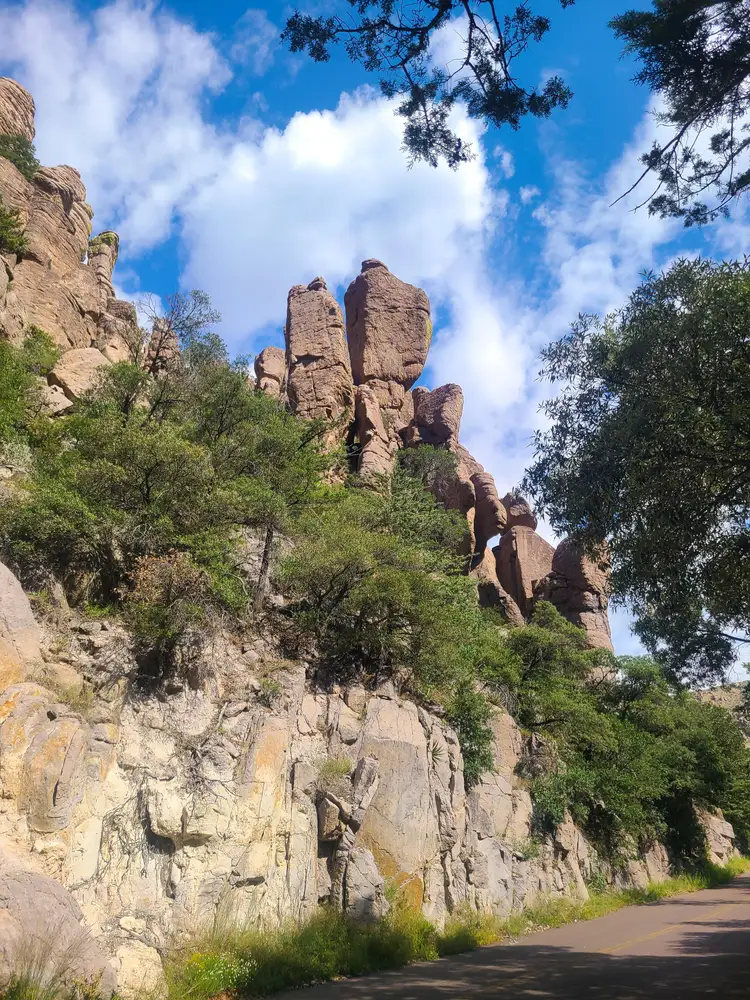 Asphaltierte Parkstraße unter hohen Felssäulen im Chiricahua Nationalpark