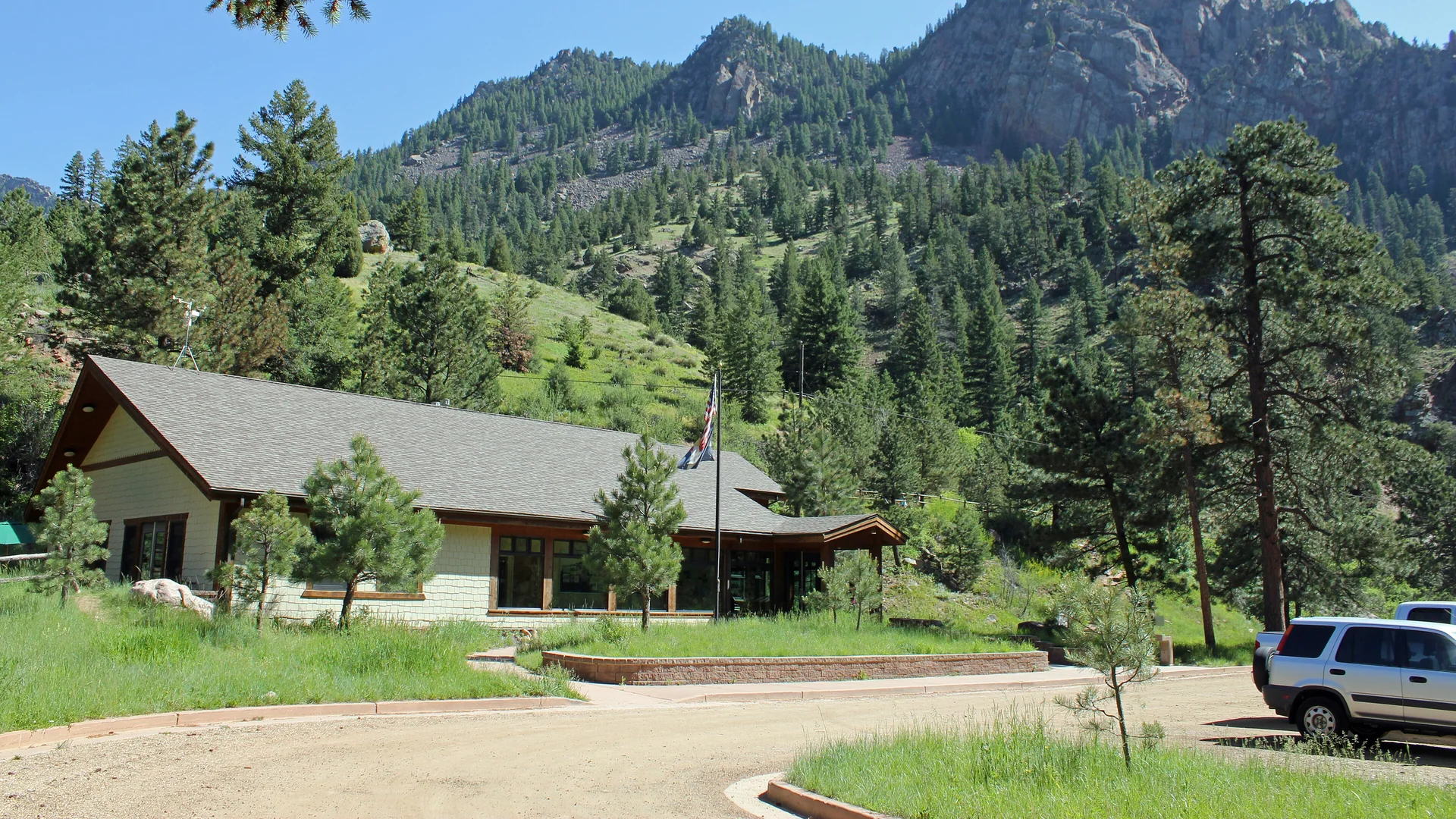 Besucherzentrum vor den bewaldeten Felswänden des Eldorado Canyon State Park