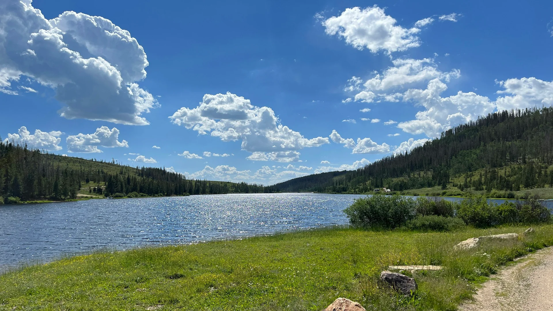 North Michigan Reservoir mit Bergwald und weitem Himmel im State Forest State Park