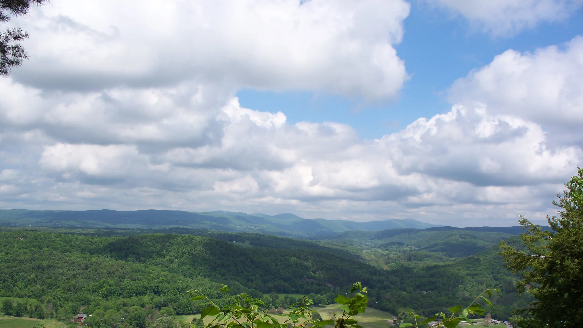 Weiter Blick vom Appalachian Trail in Connecticut über bewaldete Täler zu den Berkshires
