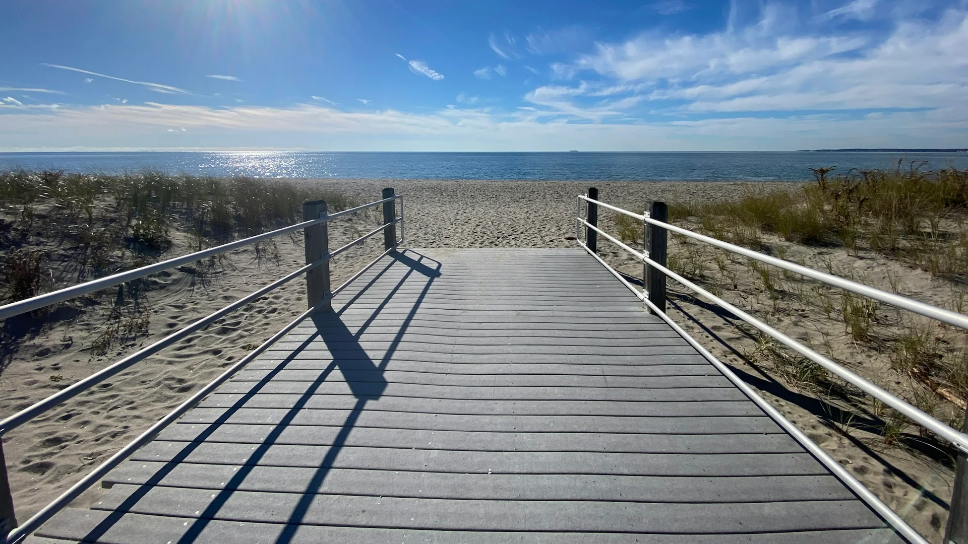 Hölzerner Boardwalk führt durch die Dünen zum Strand im Hammonasset Beach State Park