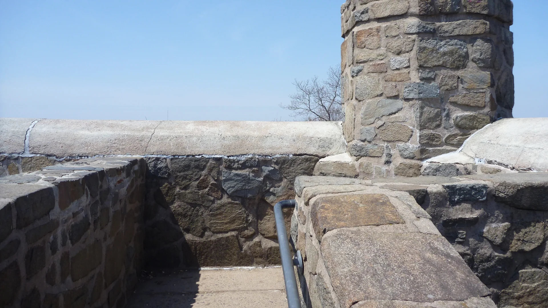 Steinerner Aussichtsturm auf dem Mount Carmel im Sleeping Giant State Park