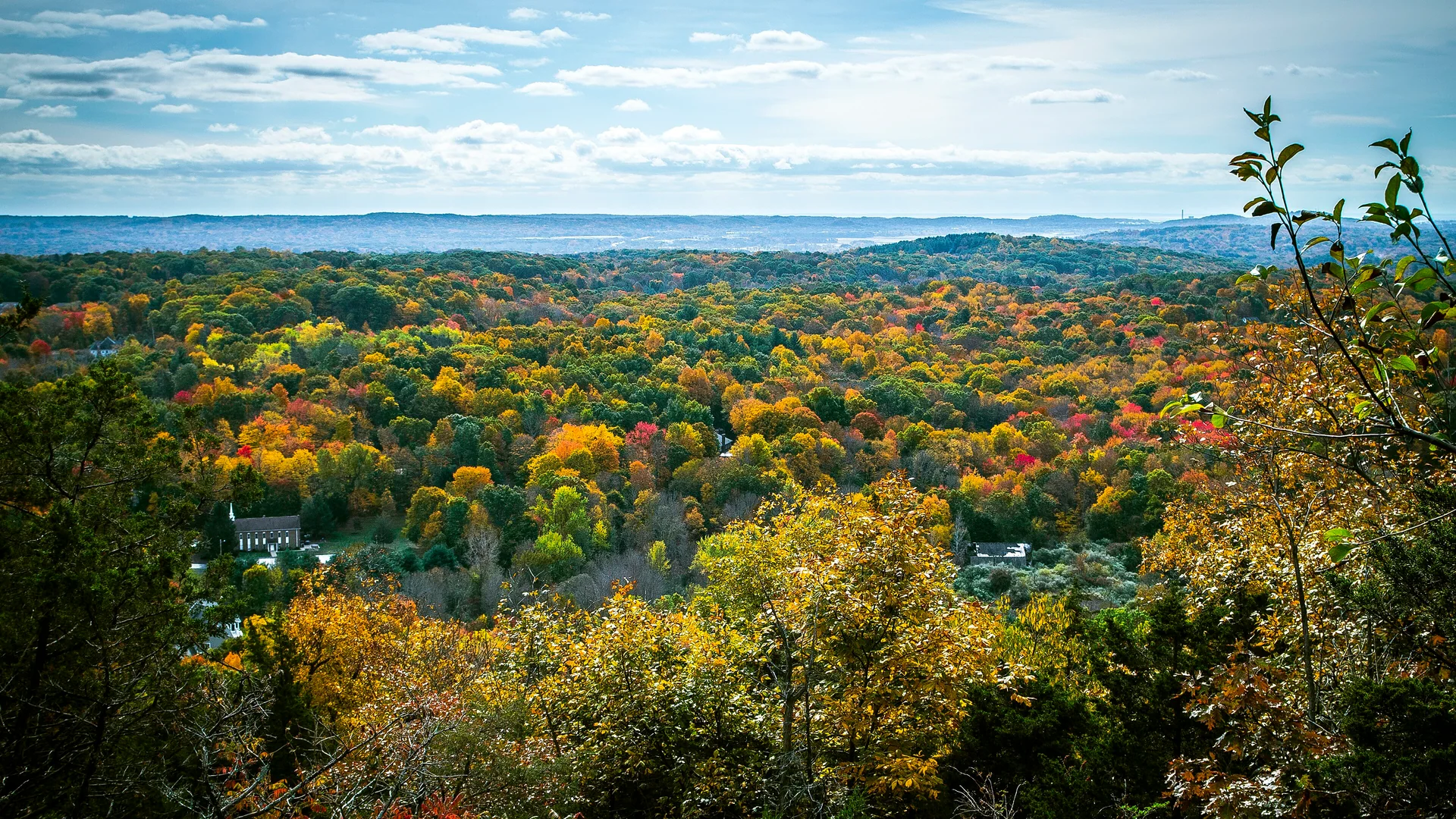 Weiter Herbstblick vom Sleeping Giant State Park über die Wälder rund um Hamden