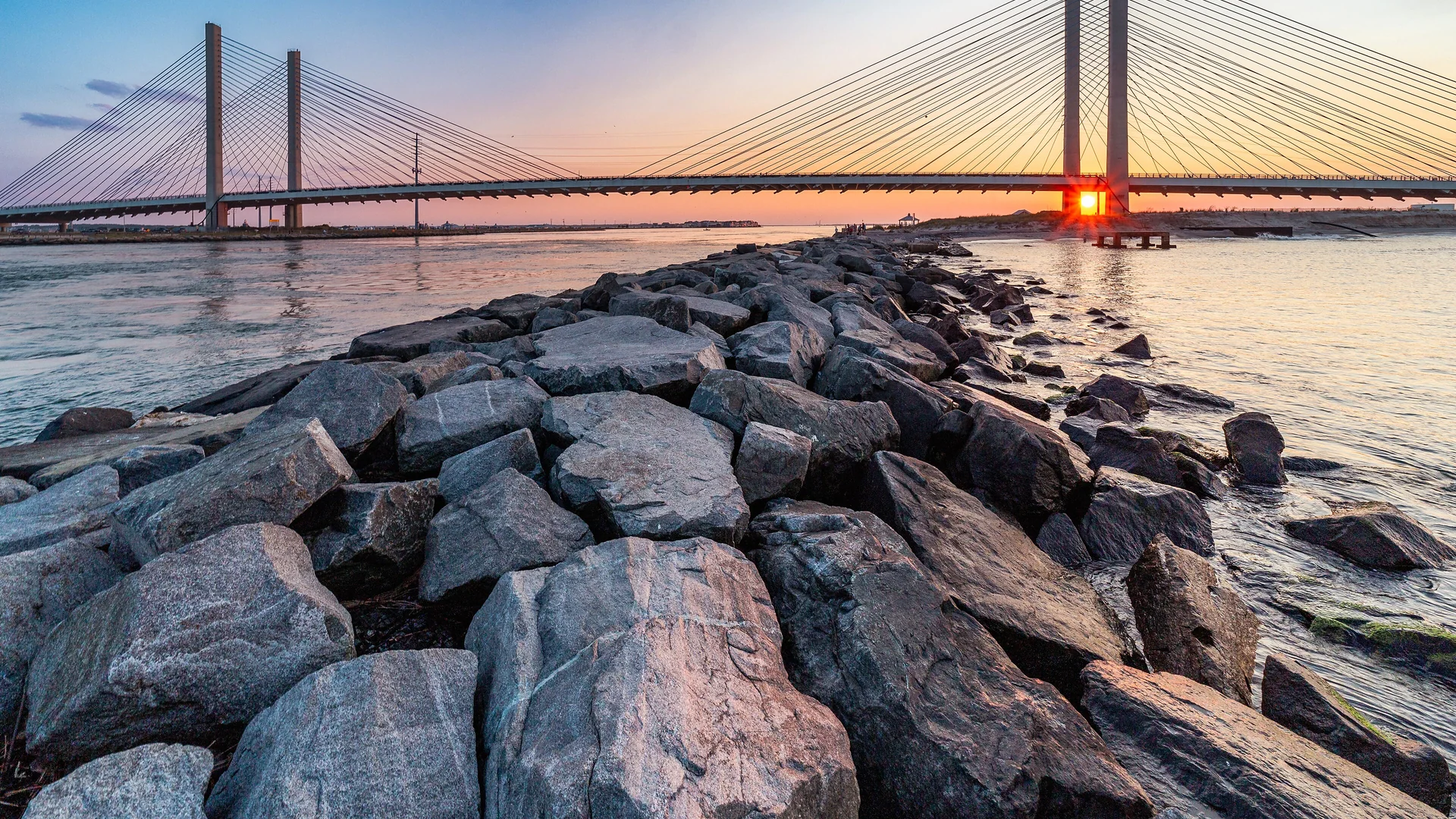 Indian River Inlet Bridge und Felsmole im Abendlicht des Delaware Seashore State Park