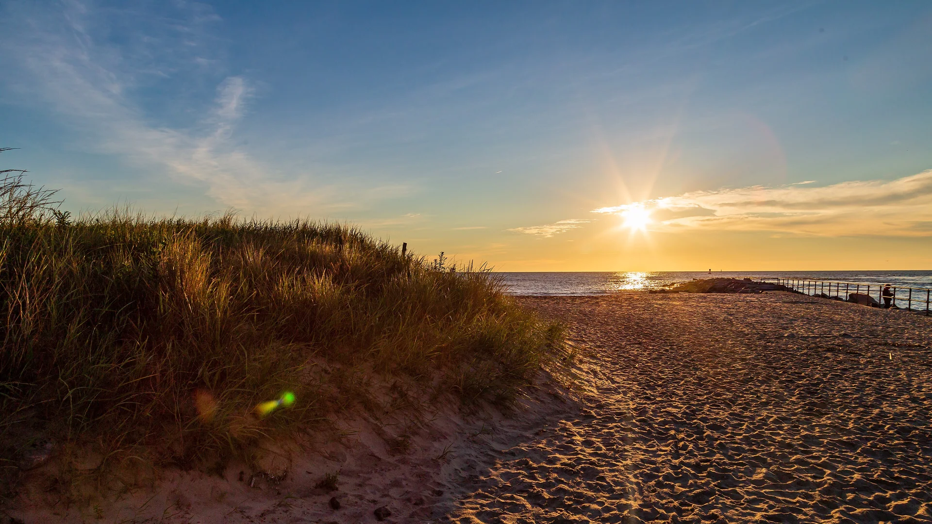 Sonnenaufgang hinter Düne und Atlantikstrand im Delaware Seashore State Park