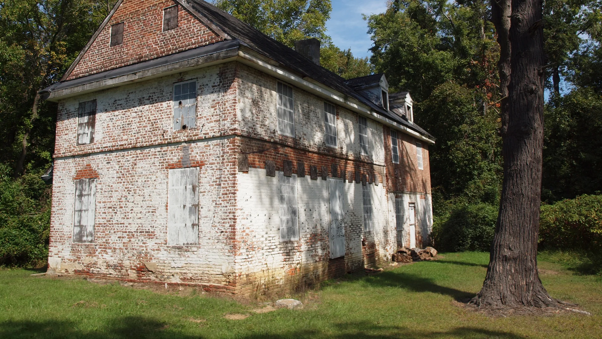 Historisches Lum’s Mill House aus Backstein nahe dem Lums Pond State Park