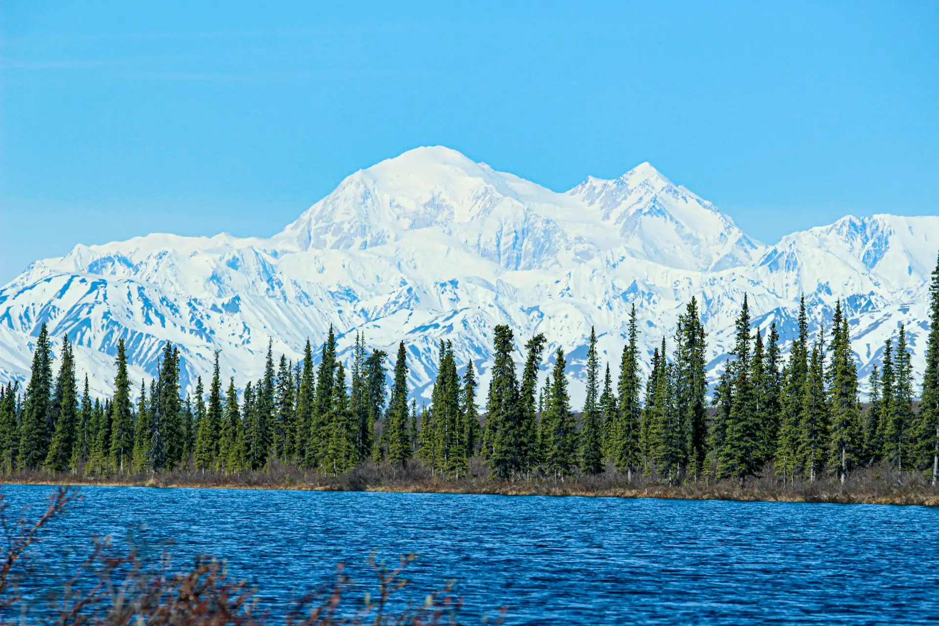 Bergmassiv in der Alaska Range mit See und Nadelwald; Archivbild, keine Aufnahme der aktuellen Lage