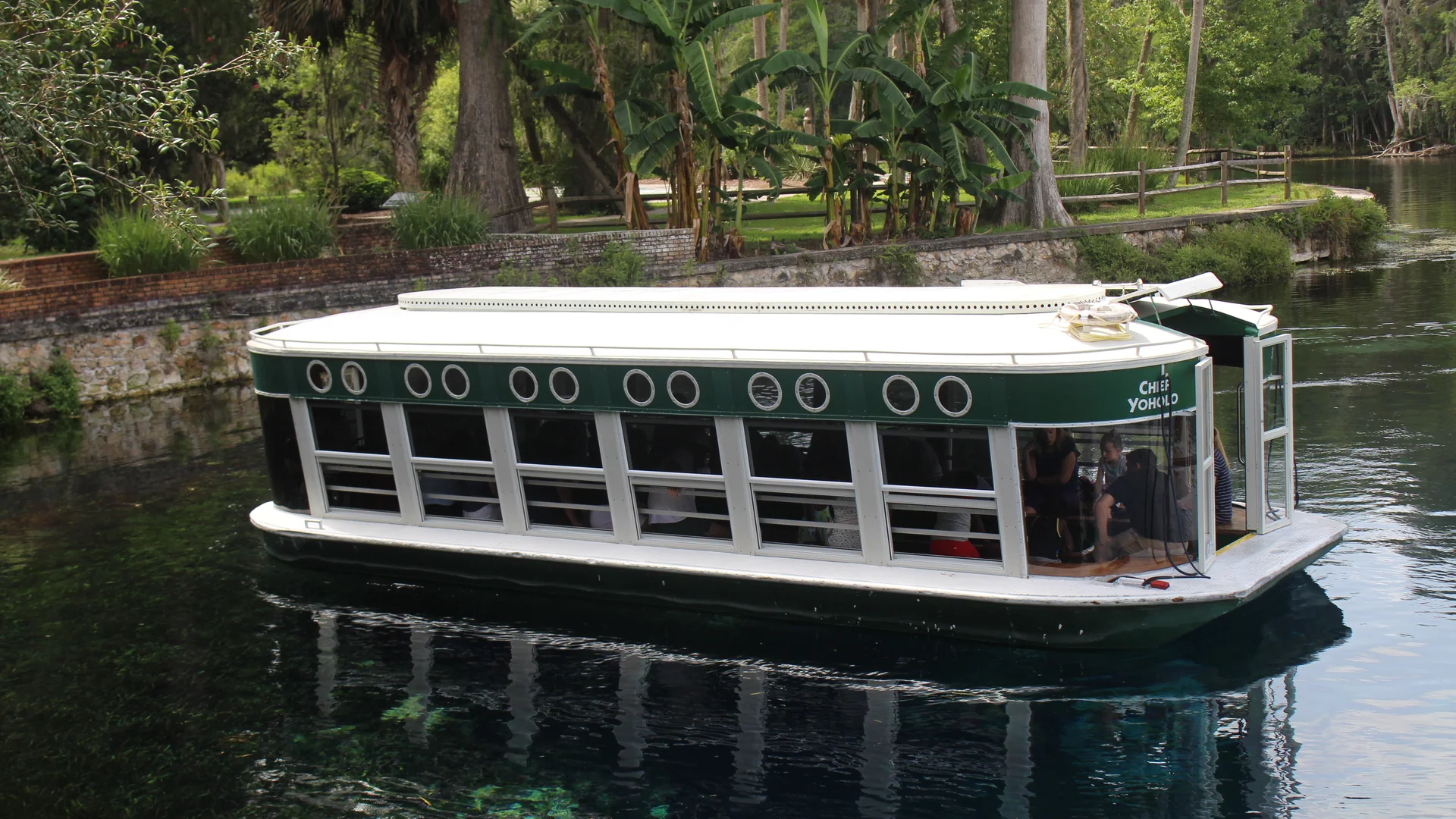 Weiß-grünes Glasbodenboot fährt über das klare Quellwasser im Silver Springs State Park