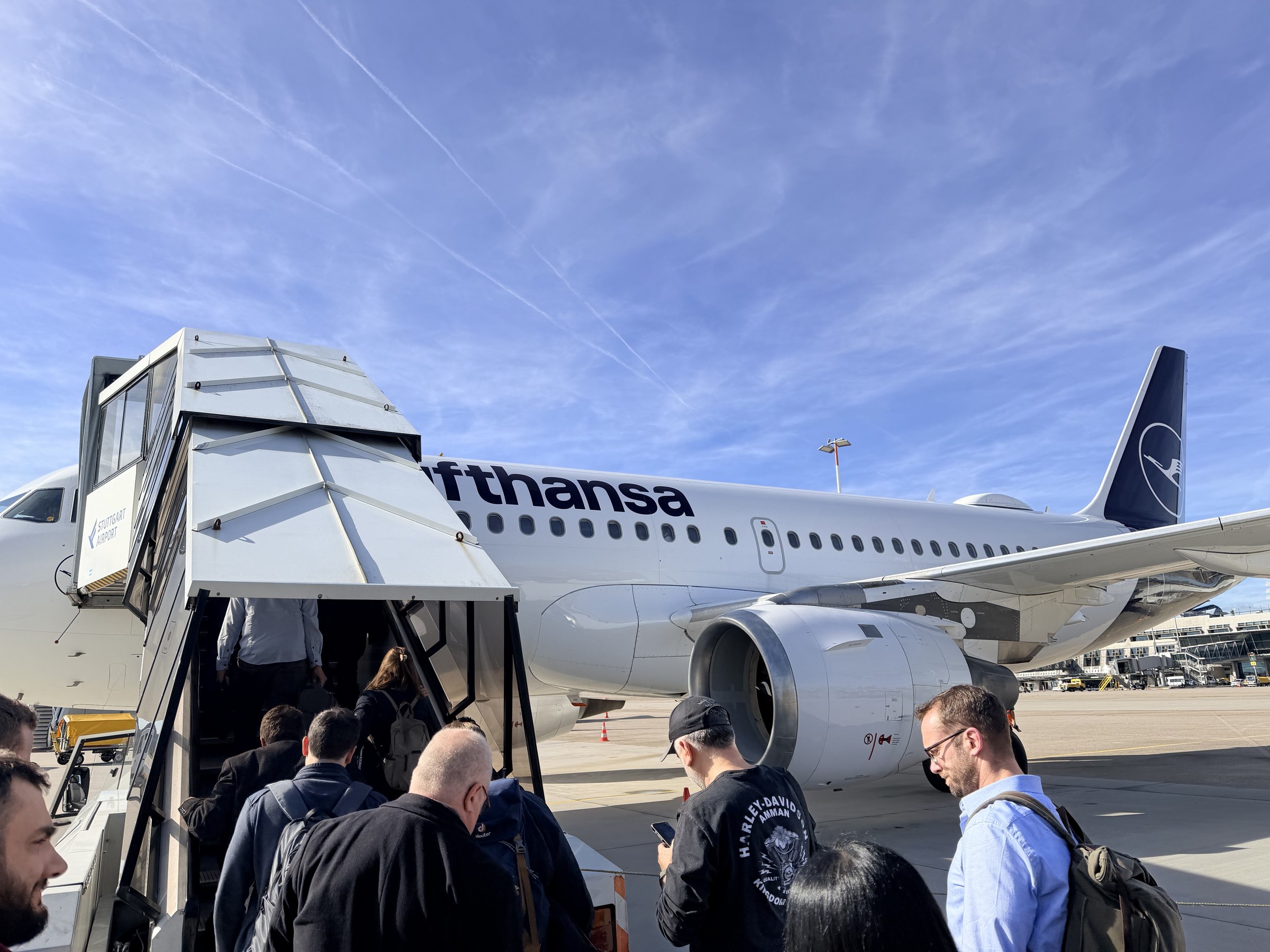 Passagiere steigen an einem Flughafen in ein Flugzeug