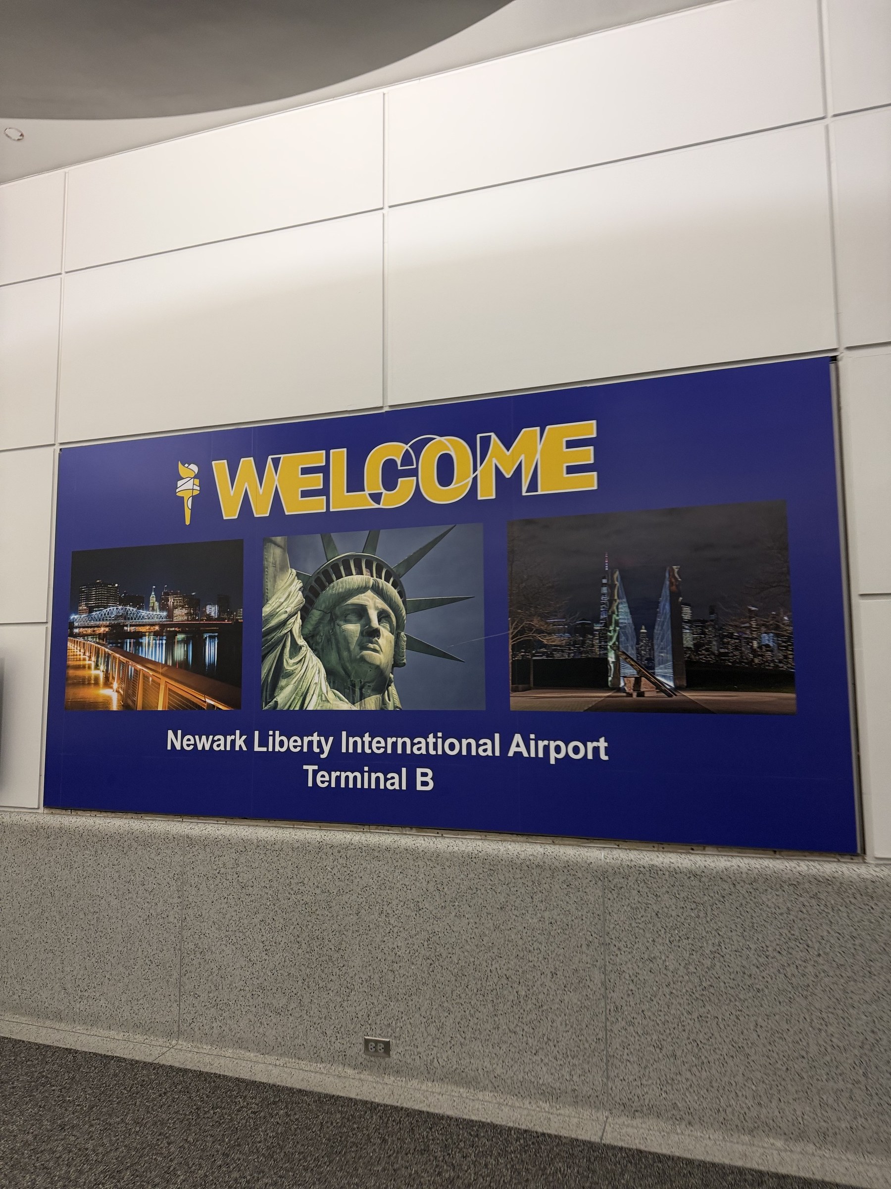 Welcome-Schild im Terminal des Newark Liberty International Airport