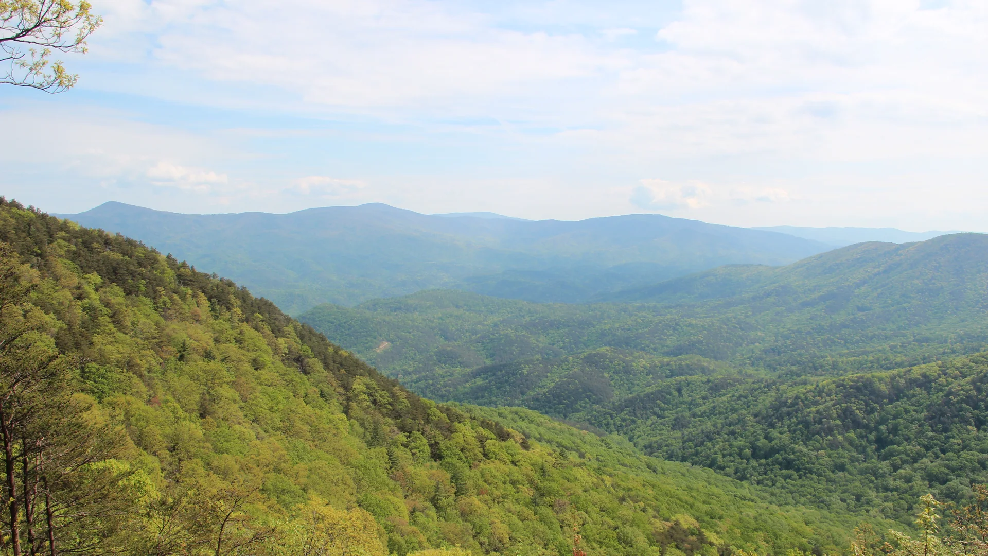 Weiter Blick vom Fort Mountain über bewaldete Bergketten in Georgia