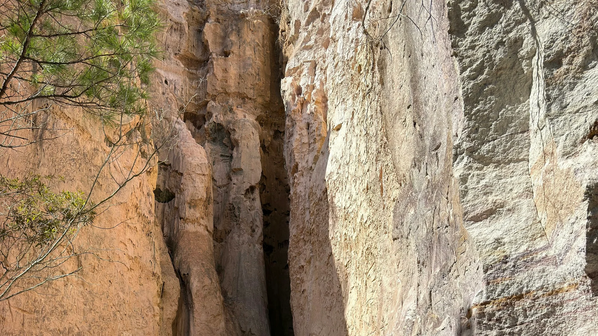 Nahansicht der farbigen und zerklüfteten Canyonwände im Providence Canyon
