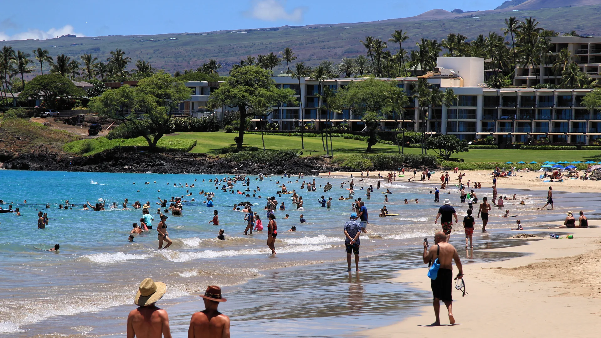 Breiter Sandstrand mit Badegästen in der Hāpuna Beach State Recreation Area