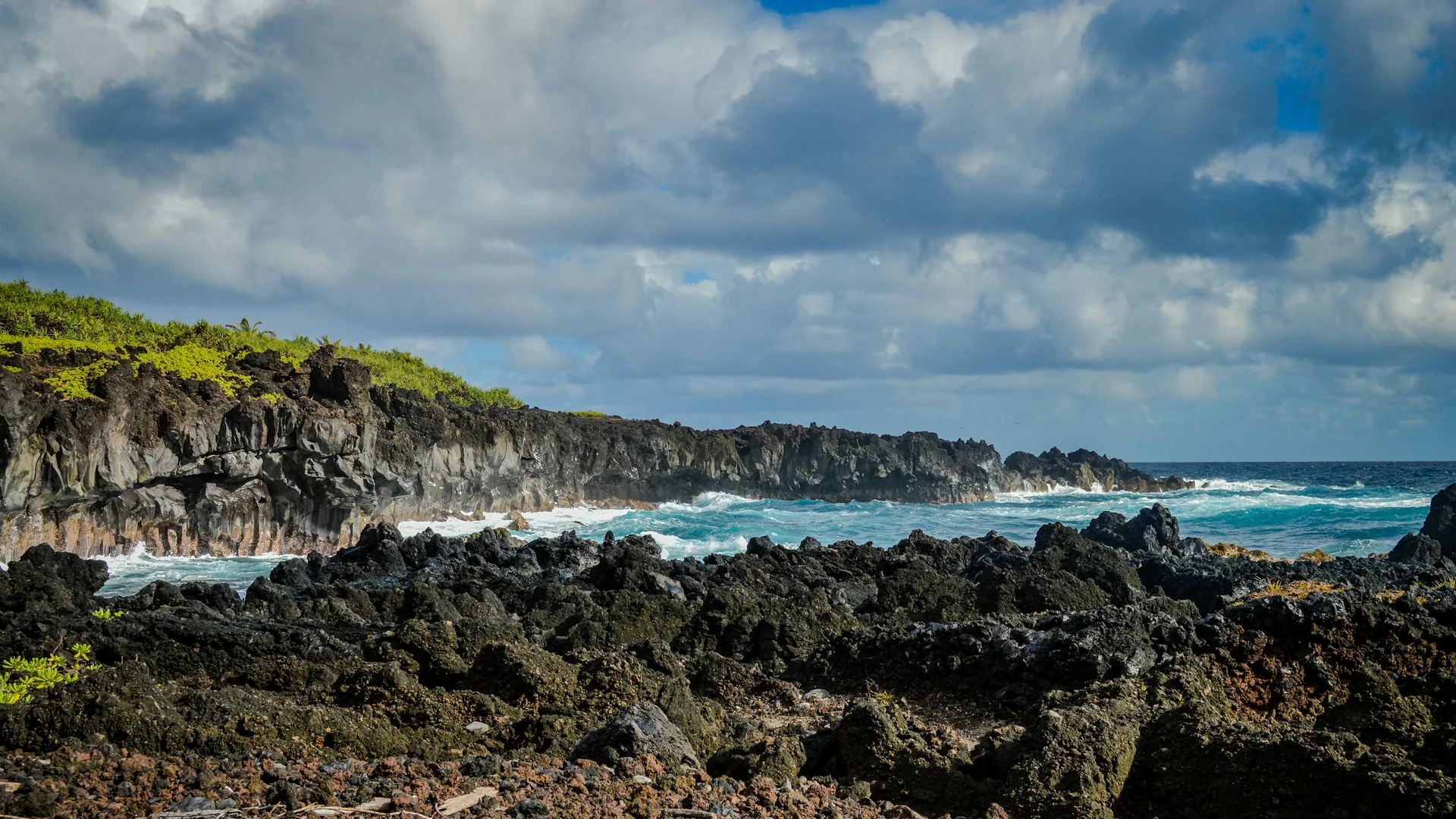 Brandung trifft auf die schwarze zerklüftete Lavaküste im Waiʻānapanapa State Park