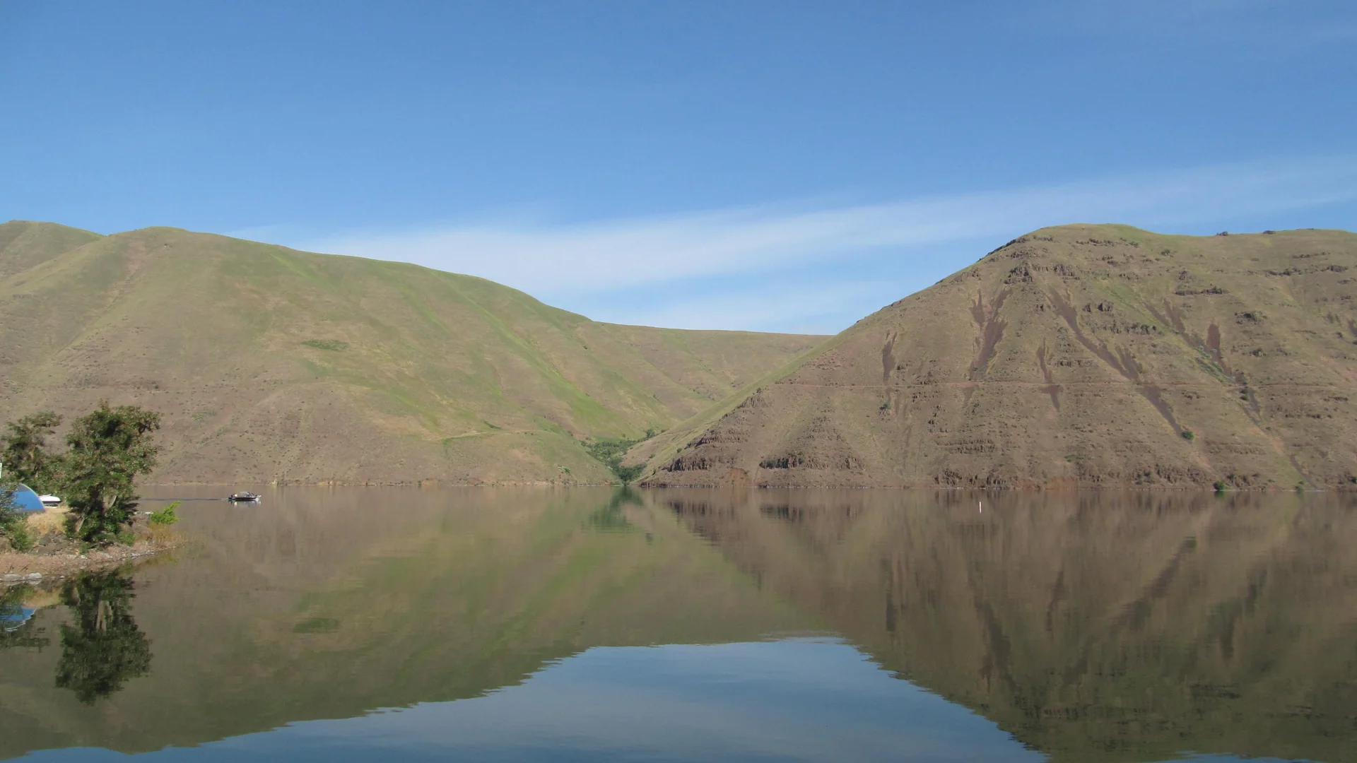 Der Snake River fließt zwischen den trockenen steilen Hängen des Hells Canyon
