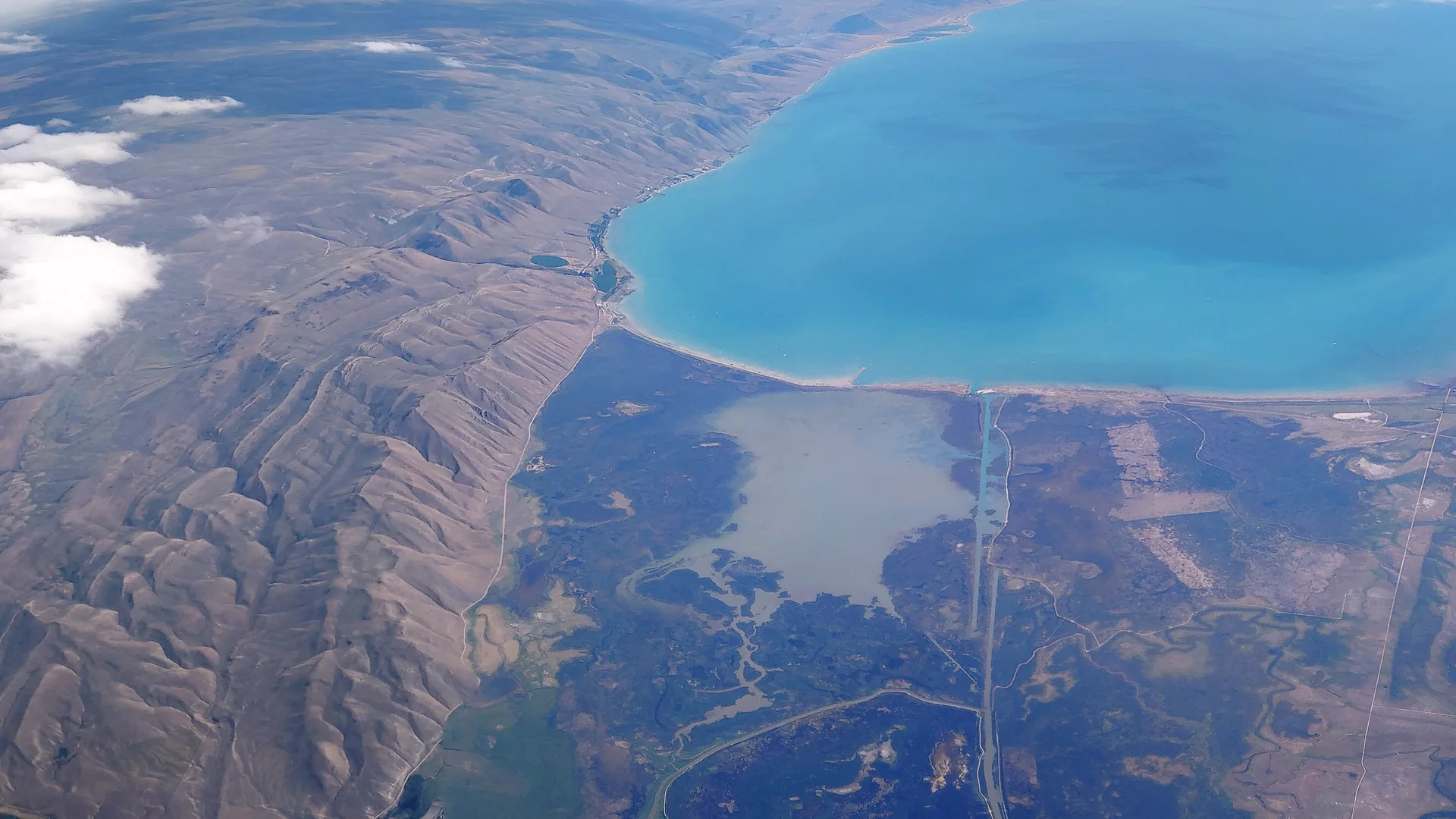 Türkisblauer Bear Lake liegt zwischen den trockenen Berghängen von Idaho und Utah