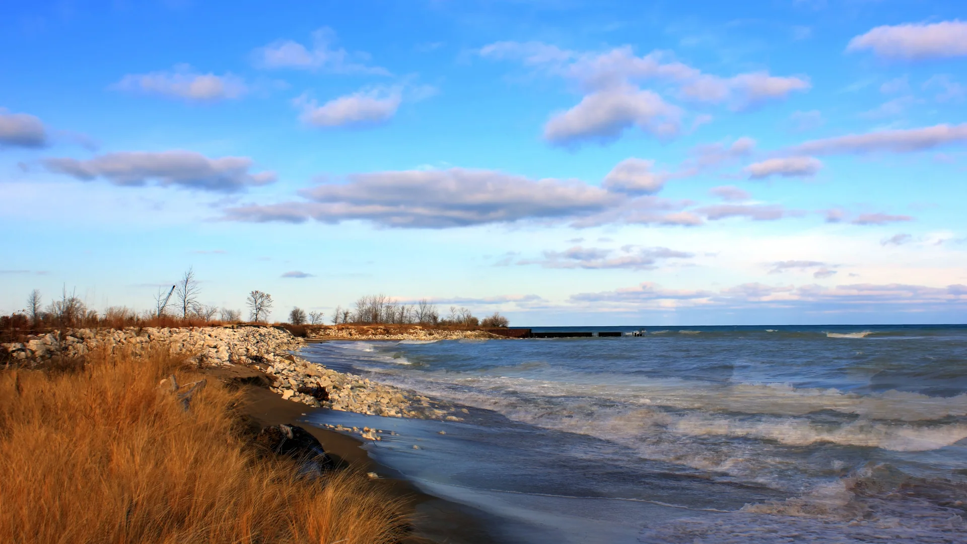 Wellen treffen auf die naturbelassene Küste des Lake Michigan im Illinois Beach State Park