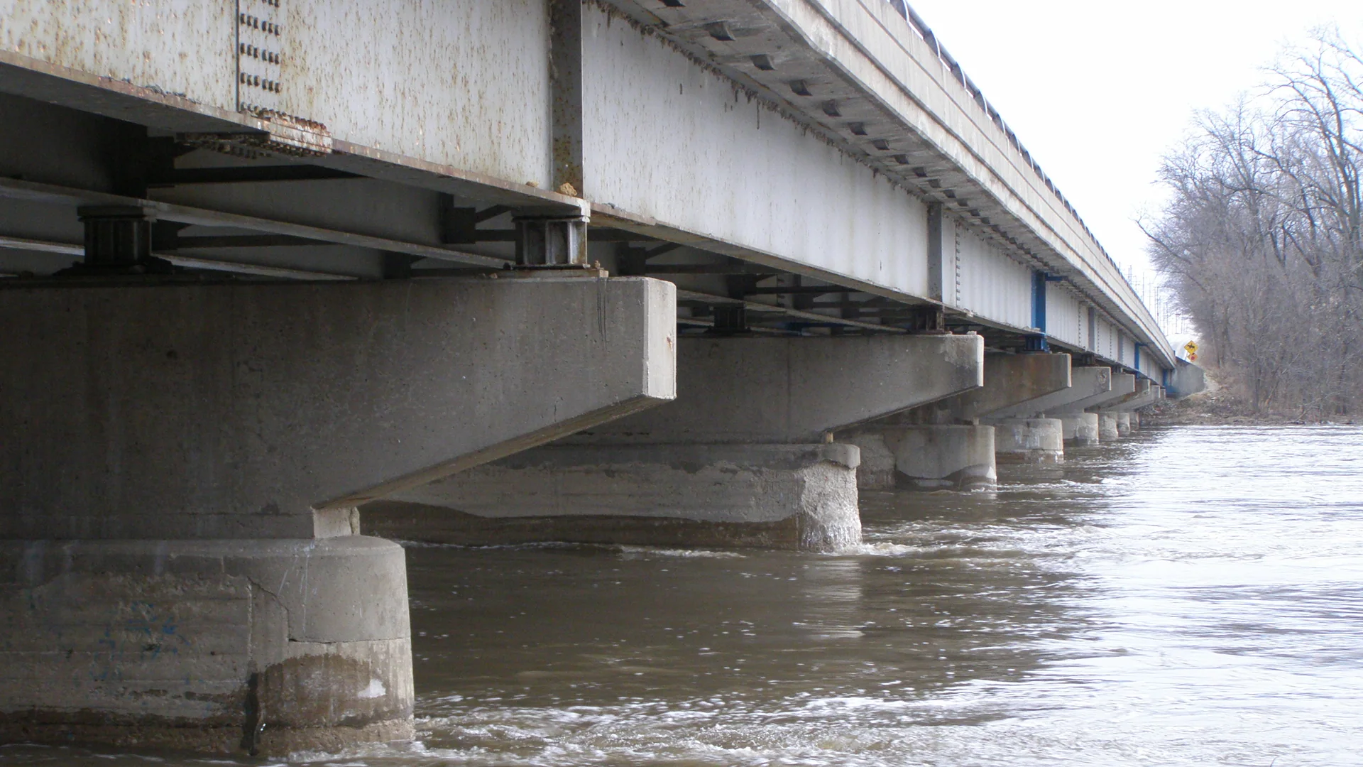 Der Kankakee River fließt unter einer Brücke im Kankakee River State Park