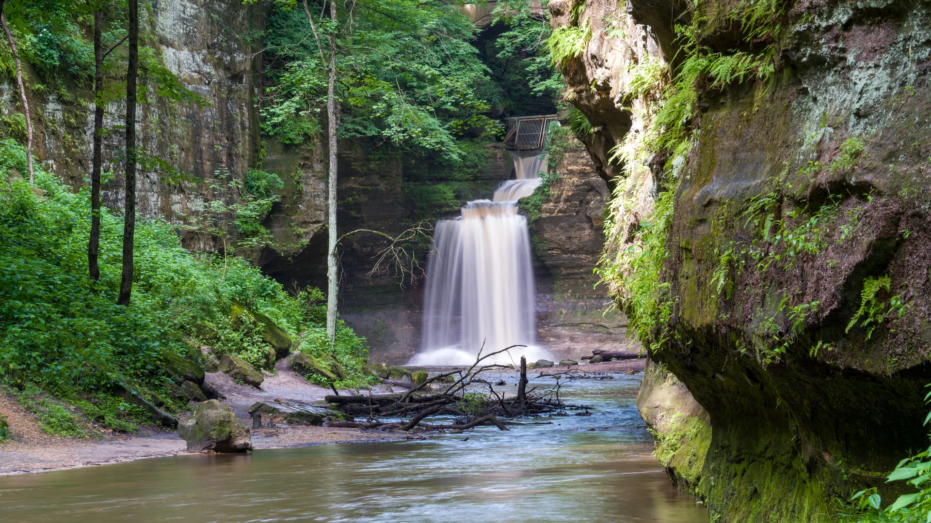 Wasserfall zwischen moosbewachsenen Felsen in den Lower Dells des Matthiessen State Park