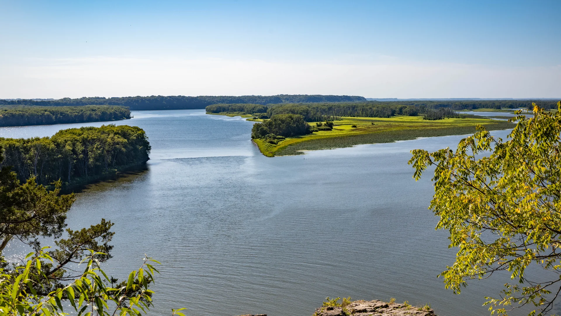 Weiter Blick vom Mississippi Palisades State Park über den Mississippi River und seine Inseln