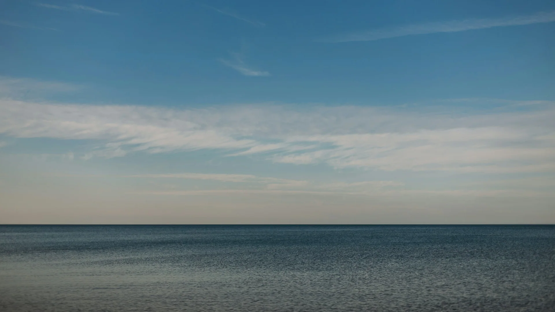 Ruhiger Lake Michigan unter weitem Himmel am Indiana Dunes State Park