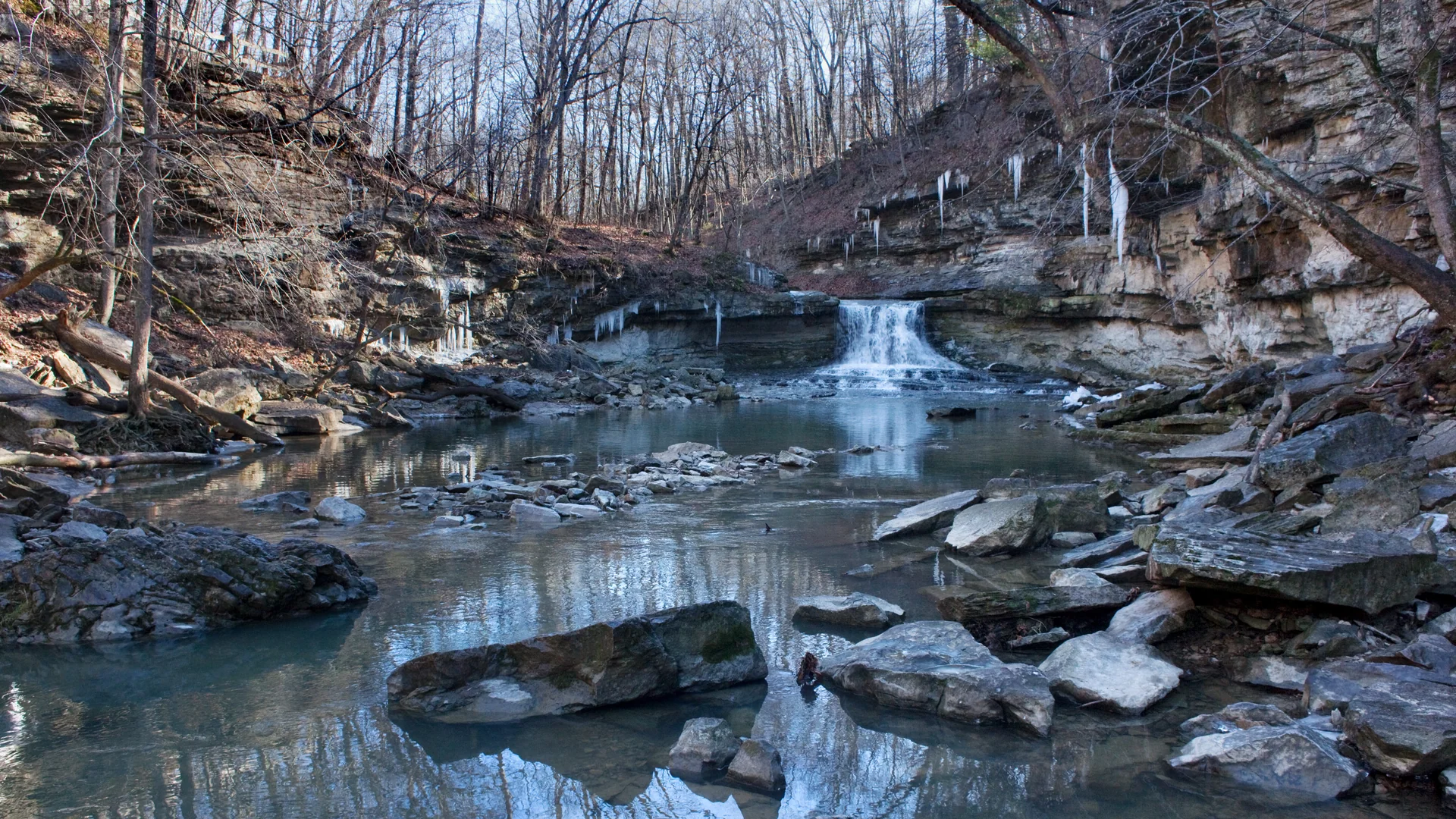 Wasserfall und Felsbecken im winterlichen McCormick’s Creek State Park