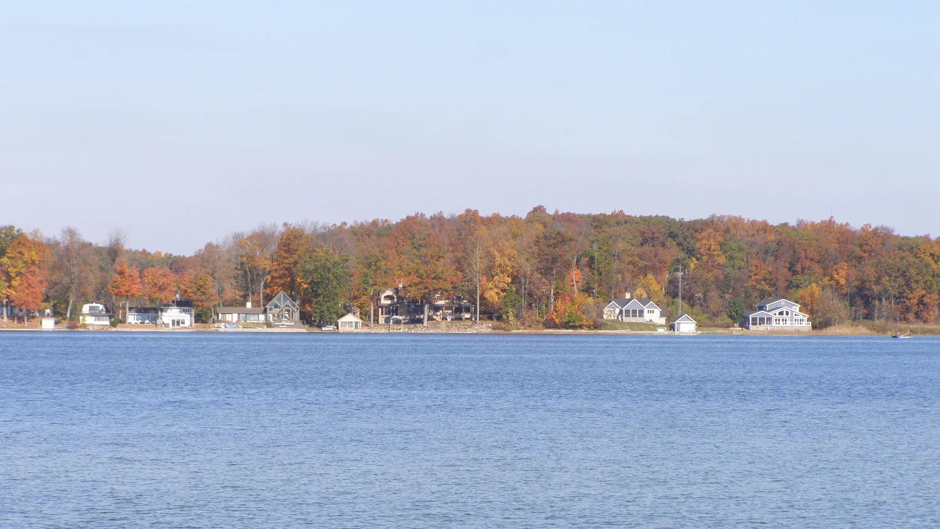 Lake James und herbstliche Wälder vom Pokagon State Park aus gesehen
