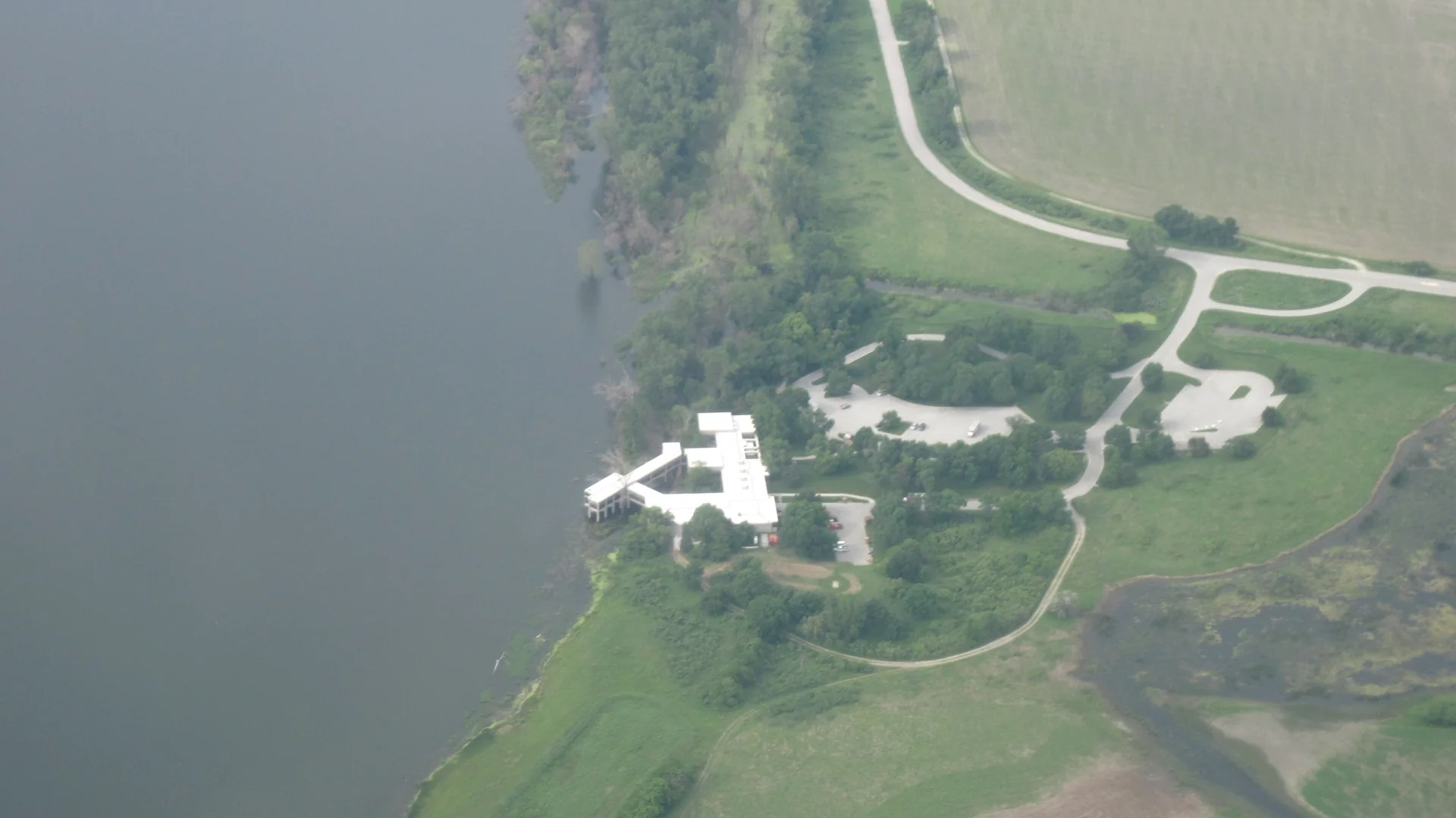 Luftbild zeigt Seeufer, Feuchtgebiete und Besucherbereich des DeSoto National Wildlife Refuge